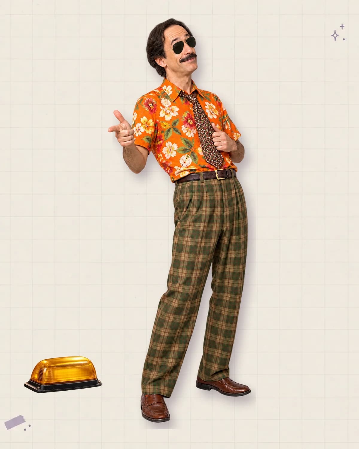 Agostinho Carrara com camisa floral laranja, gravata estampada, calça xadrez e óculos aviador, acompanhado por uma luz de táxi