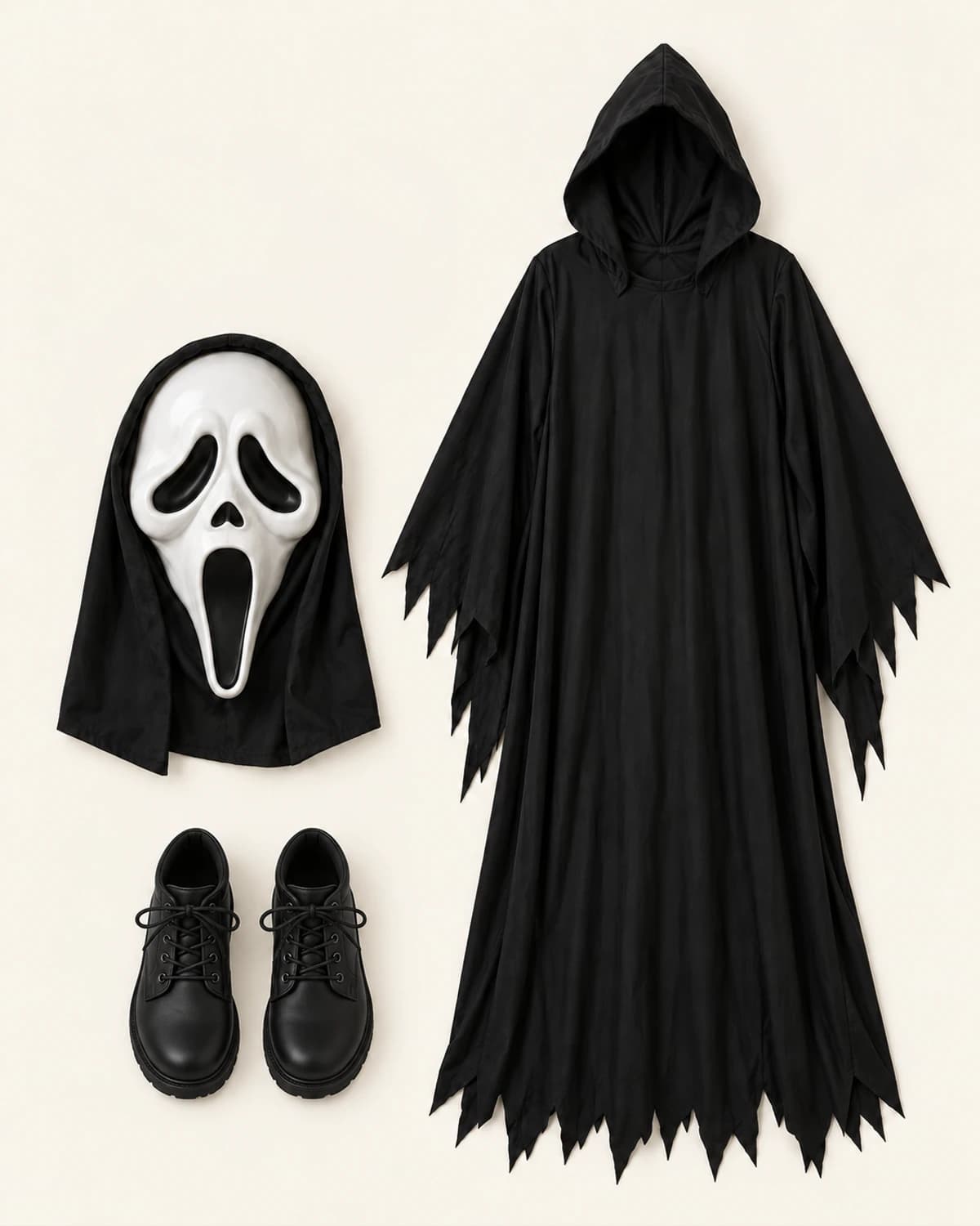 Flat lay com máscara cenográfica branca, túnica preta com capuz e calçado preto para montar Ghostface clássico
